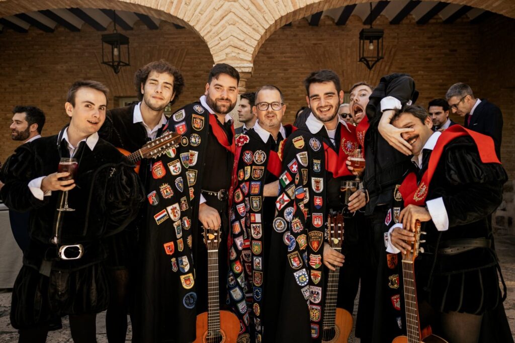 Tuna de Derecho animando una boda